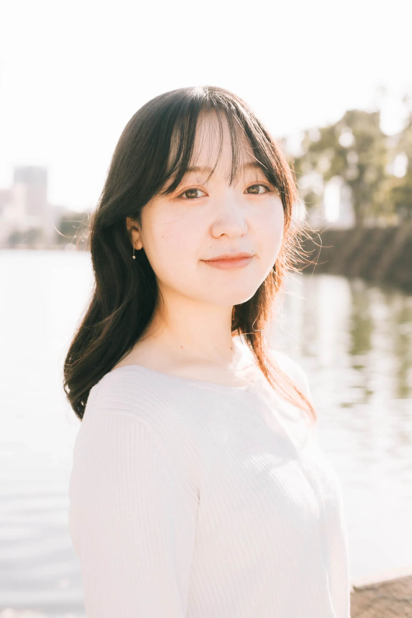 ピアニスト藤田くるみの、宣材写真。 柔らかな表情で親しみやすさと、洗練された音楽家としての雰囲気を醸し出している。