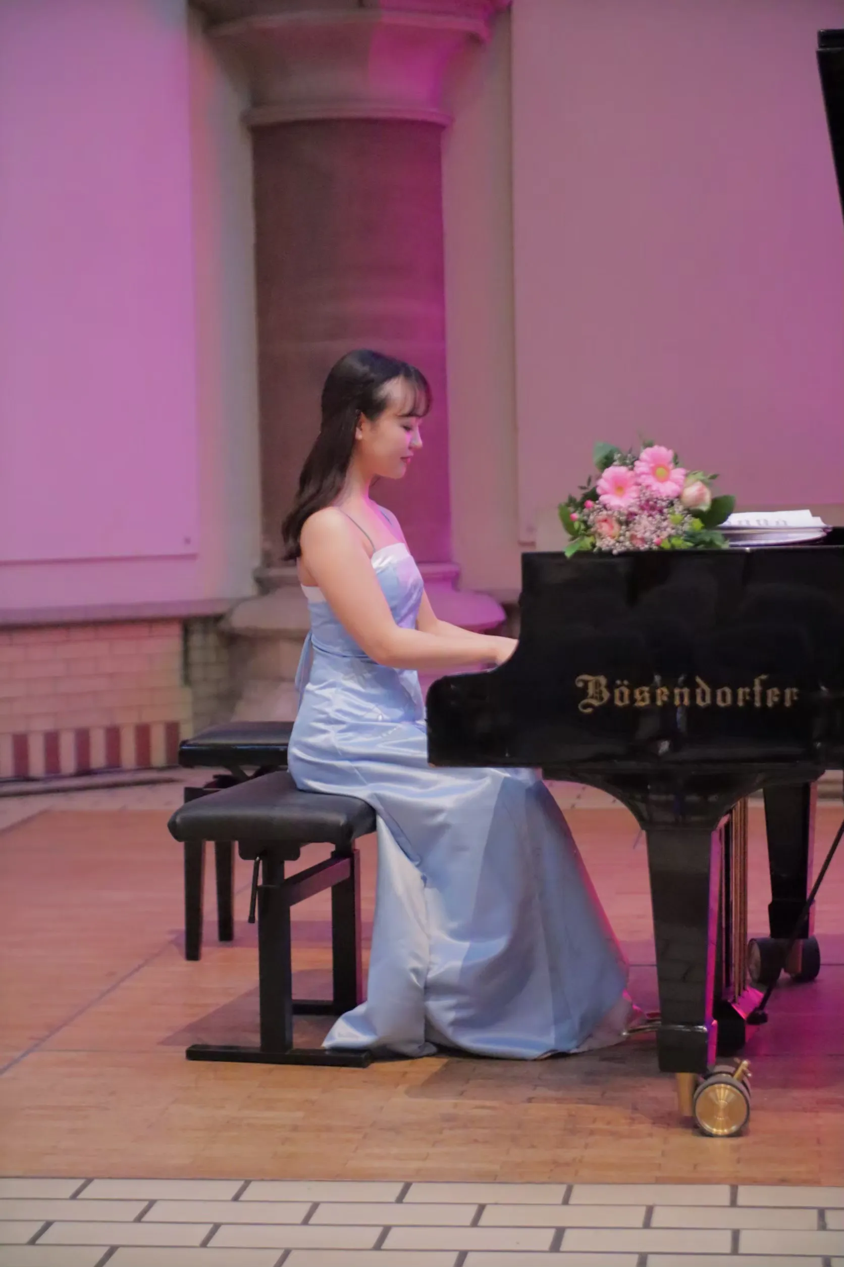 ピアニスト藤田くるみの、コンサートの様子。 柔らかな表情で親しみやすさと、洗練された音楽家としての雰囲気を醸し出している。